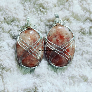 Vente en gros de collier pendentif en pierre précieuse Labradorite polie haute cristaux flashy fil ovale enroulé style religieux sculpté - Product Image 2