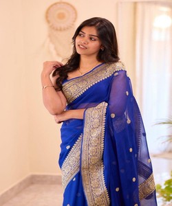 Sari de Seda Azul Rey con Borde Dorado, Traje Tradicional Indio para Bodas, Estilo Banarasi, Largo hasta el Suelo, para Mujer - Product Image 2