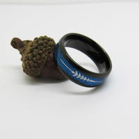 Bague en carbure de tungstène noir avec incrustation de fibre bleue et motif flèche argentée, alliance bombée pour homme, bijoux tribaux en gros