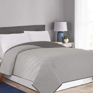Cubrecama Acolchado Hipoalergénico Gris de Poliéster con Patrón, Lavable a Máquina, Edredón de Invierno Tamaño Queen - Product Image 6