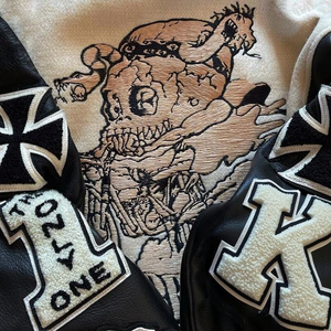Chaqueta Letterman de inspiración vintage para hombre – Diseño clásico de dos tonos estilo universitario con gráficos bordados - Product Image 3
