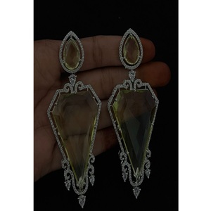 Boucles d'oreilles pendantes tendance en laiton plaqué argent de qualité supérieure avec zircon, idéales pour les soirées féminines - Product Image 1