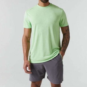 Ensemble décontracté pour homme : T-shirt uni à manches courtes et col rond avec short – Tenue d'été confortable et respirante en deux pièces - Product Image 1