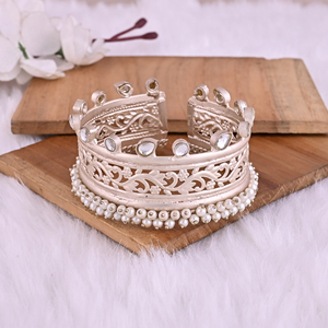 Bracelet ethnique pour femme orné de perles et de pierres Kundan |   Bijoux indiens traditionnels en laiton plaqué argent - Product Image 2
