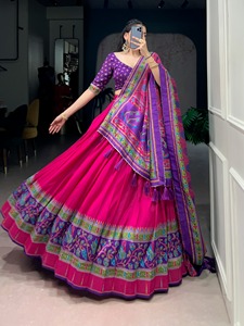 Lehenga et chemisier en soie Tasar imprimés avec motifs emblématiques et paillettes, et dupatta en soie Tasar imprimée et ornée de dentelle Gota Patti. - Product Image 1