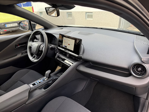 Toyota C-HR 1.8 Hybride FWD avec Caméra de Flux, ACC et Système Multimédia USB Amélioré - Product Image 5