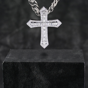 Colgante de Cruz Blanca con Moissanita de Corte Brillante Redondo, Chapado en Rodio, Plata 925, Collar Unisex - Joyería para Regalo de Fiesta - Product Image 1