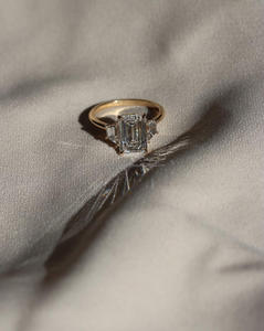 แหวนแต่งงาน/หมั้น วินเทจ ยูนิเซ็กซ์ ทองคำ 14k สีเหลือง ประดับเพชรทรง Emerald Cut พร้อมตัวเรือนแบบ Prong Setting คุณภาพระดับ IGI/GIA เหมาะสำหรับเป็นของขวัญในงานเลี้ยง - Product Image 4