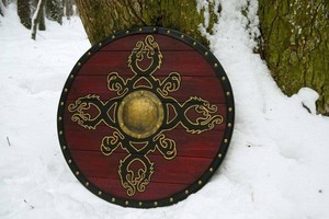 Decoración de Pared Redonda Vikinga Roja de Metal Plateado con Grabado de Boso y Nudos Celtas en Relieve - Product Image 6