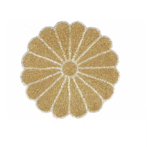 Set de table rond artisanal perlé à motif floral, design perlé, par Saro Lifestyle, modèle Shamrock Coquette Bow - Product Image 5