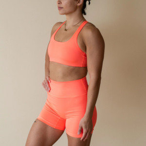 Ensemble de yoga sans couture respirant et écologique pour femmes grandes tailles, couleur néon corail, avec short de sport taille haute et soutien-gorge de sport - Product Image 3
