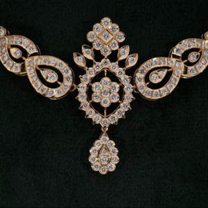 Collar de diamantes naturales con diseño floral del sur de la India en oro macizo con cadena tipo caja, elegante joya nupcial para ocasiones tradicionales. - Product Image 1
