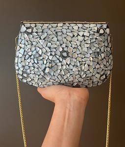 Bolso de hombro hecho a mano con mosaico dorado, con incrustaciones de metal y correa de cadena, ideal para fiestas y atuendos étnicos. - Product Image 3