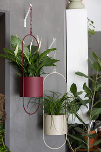 Macetas Colgantes Modernas de Metal con Marco Ovalado y Cadena |   Portaflores Decorativos Color Borgoña y Marfil para Decoración del Hogar en Interiores - Product Image 3