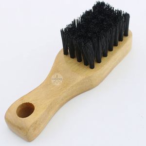 Brosse à barbe en bois pour homme avec poils de sanglier noirs - Product Image 1