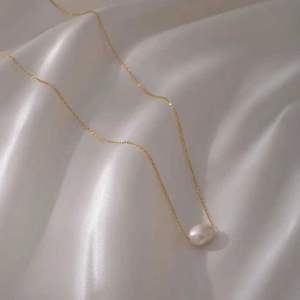 Collier minimaliste de luxe pour femme en perles d'eau douce naturelles, design de niche, chaîne de clavicule haut de gamme, léger, élégant et raffiné - Product Image 2