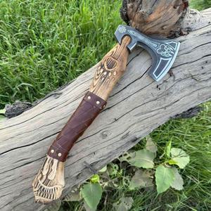 Hacha Vikinga de Grado Industrial Steel Craft International, Cabeza de Hacha con Hoja de Acero de Damasco y Mango de Madera de Fresno. Grabado de León para - Product Image 1