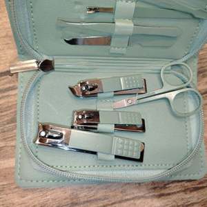 Ensemble de manucure en acier inoxydable, coupe-ongles, kit de soin des pieds, outils de soin des mains, des pieds et du visage tout-en-un avec étui zippé - Product Image 4
