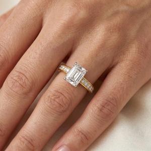 Anillo de compromiso clásico de oro amarillo de 14K con diamante cultivado en laboratorio de corte esmeralda de 1.90 CT de peso total de diamantes y engaste de púas compartidas - Product Image 6