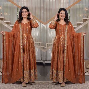 Ensemble Anarkali Premium avec pantalon en micro-coton épais de 3 mètres et dupatta en georgette brodée de sequins pour femme - Product Image 6