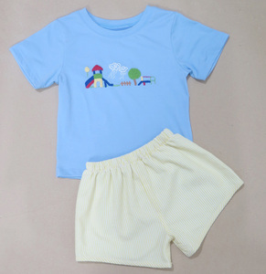 เสื้อยืดเด็กผู้ชายปักลายสนามเด็กเล่นสีน้ำเงินพร้อมเสื้อยืดปักลายสนามเด็กเล่นสีเหลืองน้ำเงิน ชุดกางเกงขาสั้นลายทางสีเหลืองสำหรับฤดูร้อน - Product Image 1