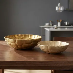 Bols élégants en or texturé, avec un motif martelé à la main époustouflant et des bords festonnés, parfaits pour une décoration haut de gamme. - Product Image 3