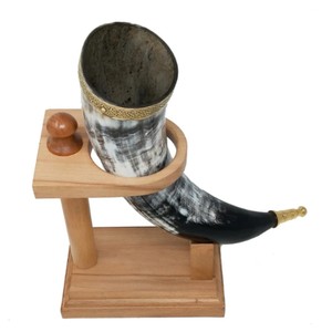 Jarra de cuerno vikinga hecha a mano con soporte de madera y adornos de latón, taza medieval para cerveza o hidromiel, jarra de cuerno de toro, apta para alimentos, regalo para padrinos de boda - Product Image 1