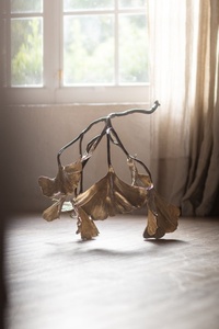 Objetos Decorativos de Ginkgo Dorado con Diseño de Mariposa, Escultura Atractiva con Flores y Hojas, Diseño de Alta Calidad - Product Image 4