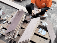 Parquet en chêne européen à grain droit, stratifié deux couches, longueurs aléatoires décalées, système de pose clipsable, avec plinthe assortie