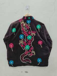 Chaqueta de terciopelo bordada a mano con apariencia bohemia contemporánea, estilo suzani, multicolor, con motivos florales, arte folclórico indio, abrigo tipo blazer de invierno. - Product Image 3