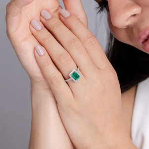 Anillo de Compromiso de Lujo con Halo de Diamantes de Corte Brillante Redondo y Esmeralda de 1.10 Quilates, Corte Esmeralda de 7*5MM, Oro de 14k de Alta Calidad - Product Image 5