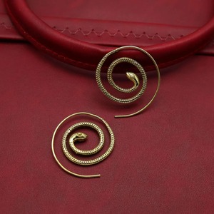 Boucles d'oreilles spirales en laiton plaqué or, thème animal, bijoux artisanaux en métal, forme irrégulière, technique de moulage - Product Image 1