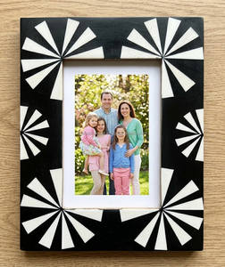 Cadre photo moderne haut de gamme fait main en MDF 6x4 pouces, écologique, avec incrustation de résine motif pétale noir ivoire, décoration artistique de table pour la maison - Product Image 4