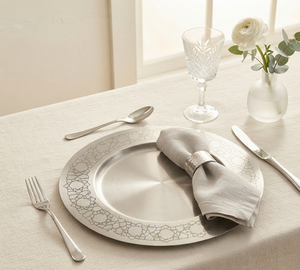 Assiettes de service rondes tendance en argent gravé pour mariage, assiettes de présentation pour aliments et salades - Product Image 1