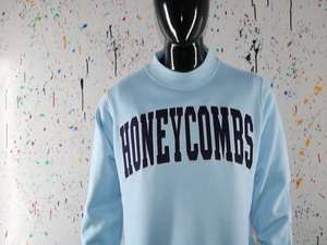 Sudadera HONEYCOMBS SKY BLUE con cuello alto, 100% negra, con apliques bordados, cuello ancho, hilos finos - Product Image 2