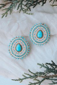 4. Pendientes Elegantes con Bordado Floral y Cuentas para Mujer, con Patrones Únicos Hechos a Mano, para Bodas, Fiestas y Moda Festiva - Product Image 6