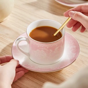 Ensemble tasse et soucoupe à café en céramique, couleur pastel minimaliste, embossé, avec bord doré et finition effet nuage ou marbré - Product Image 2
