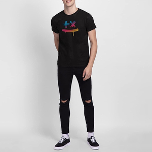 เสื้อยืดแขนสั้นสีดำสำหรับผู้ชาย พิมพ์ลายรุ้งหลากสี คอกลม ทรงปกติ ผ้าเจอร์ซีย์คอตตอน พิมพ์ลายดิจิทัล คุณภาพสูง - Product Image 2
