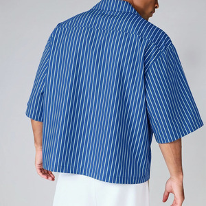 Nuova <span class=keywords><strong>Camicia</strong></span> Casual da <span class=keywords><strong>Uomo</strong></span> Oversize <span class=keywords><strong>a</strong></span> <span class=keywords><strong>Righe</strong></span> <span class=keywords><strong>Blu</strong></span> <span class=keywords><strong>e</strong></span> Bianche <span class=keywords><strong>a</strong></span> Maniche Corte, Comoda <span class=keywords><strong>e</strong></span> <span class=keywords><strong>a</strong></span> Doppio Petto, Tessuta per l'Estate - Product Image 2