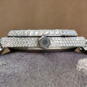 Splendide montre analogique à quartz pour homme avec strass, boîtier en cristal saphir, chronographe de luxe, mouvement ETA antique, 28 mm - Product Image 4