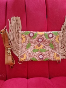 Sac bandoulière unisexe en cuir de vachette western, décoré de motifs floraux et de franges, imperméable et antivol, en stock. - Product Image 3