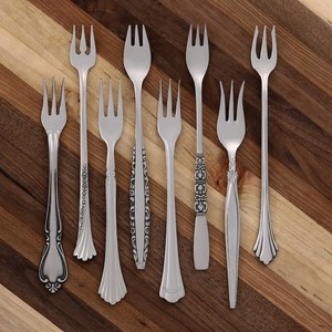 Fourchettes à dîner minimalistes en métal, acier inoxydable poli, pour une table élégante - Product Image 2