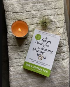 Los siete principios para que el matrimonio funcione, edición en papel, de John Gottman PhD y Nan Silver, Guía sobre relaciones y matrimonio - Product Image 1