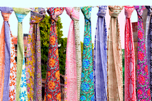 Elegante Pareo de Algodón con Estampado Floral Monocromático |   Pareo de Playa Sostenible Hecho a Mano |   Chal de Verano Versátil Estilo Boho. - Product Image 5