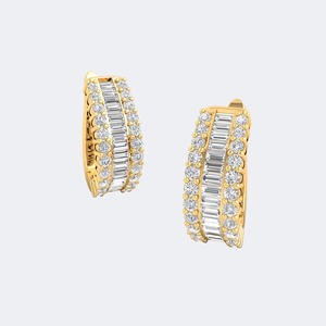 Pendientes de aro Huggie de triple fila con conjunto mixto de circonitas baguette y redondas de 4.30 CTW - Product Image 4