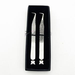 Pince à cils RMI Batter Fly Bottom Design, pointe à 90 degrés, prise diamantée et emballage en boîte noire - Product Image 1