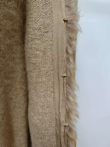 เสื้อคาร์ดิแกนผู้หญิงถักลายเคเบิล 100% ขนสัตว์ ให้ความอบอุ่นสูงสุด ระบายอากาศได้ดี และมีสไตล์ พร้อมโลโก้ด้านหน้า - Product Image 4