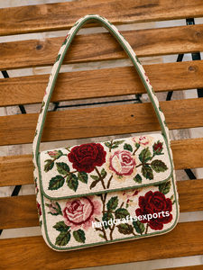 Sac à bandoulière portable de luxe fait main avec motif de roses perlées pour femmes |   Accessoires de sac à main artisanal à rabat orné de perles florales - Product Image 4