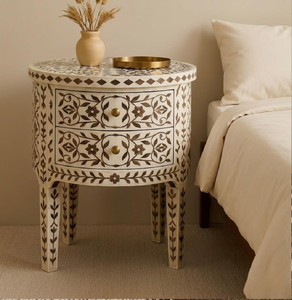 Table de chevet ronde avec incrustation en os, deux tiroirs et un élégant travail floral, disponible à prix de gros. - Product Image 1