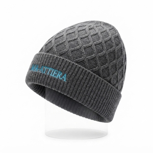 Bonnet en tricot gris personnalisé avec revers, chaud pour l'hiver, avec logo personnalisé - Product Image 2